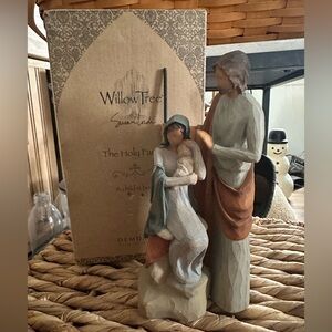 Willow Tree The holy family 7” figurine like new. Box with pen marks on it.